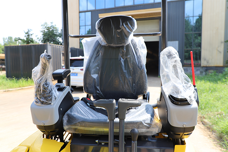 1.3トンの掘削機