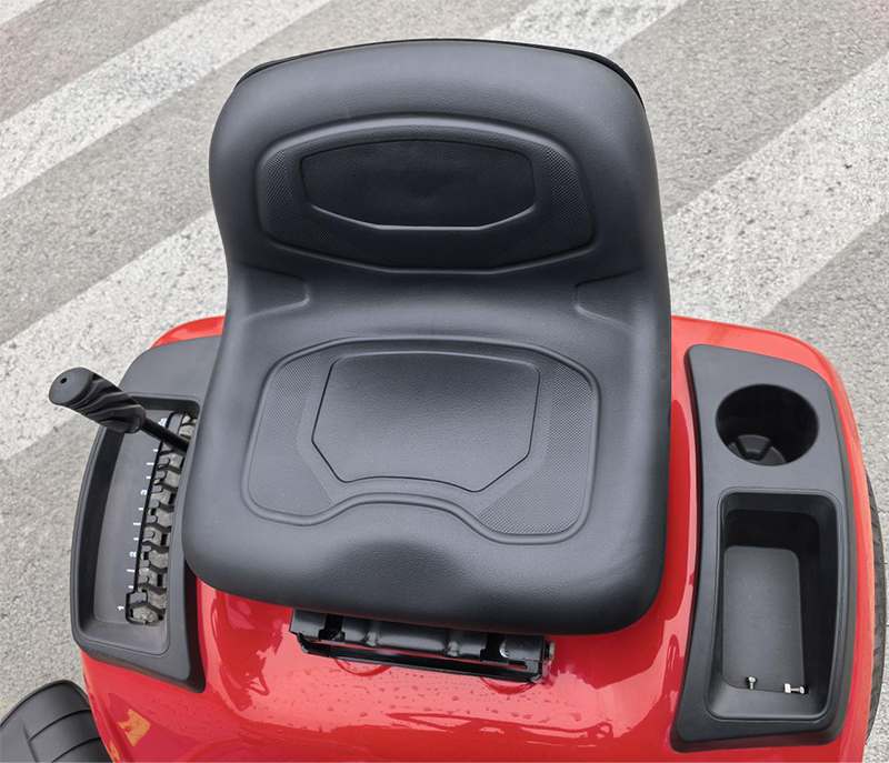 乗用芝刈り機.jpg 乗用芝刈り機.jpg