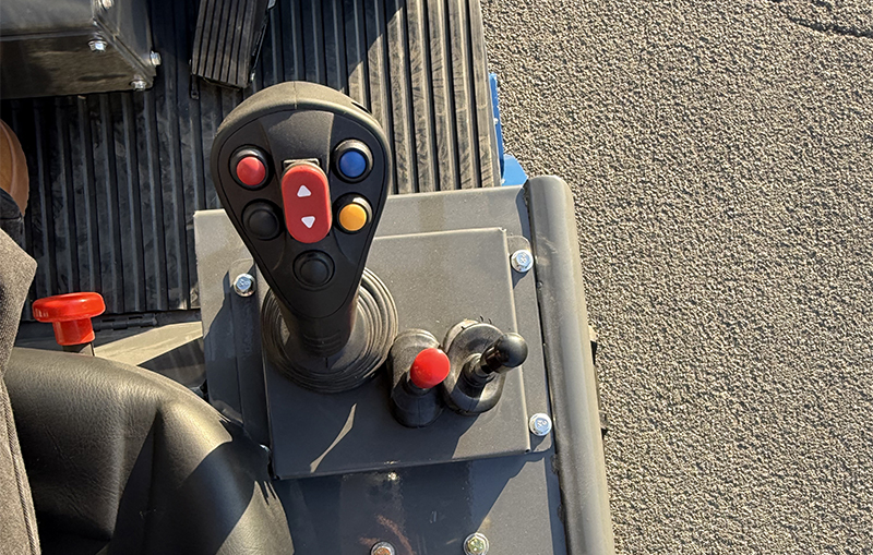 電動フロントエンドローダー