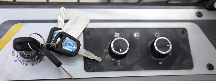 コンパクトスキッドステアローダー コンパクトスキッドステアローダー